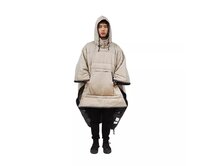 Bunda / pláštěnka pro pasivního vozíčkaře, který na vozíku často prochladne.  Chrání před větrem, deštěm i zimou a udržuje celé tělo v teple.