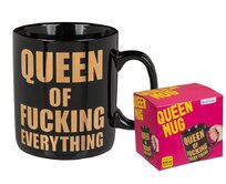 Hrnek s humorným nápisem: "Queen of fucking everything"