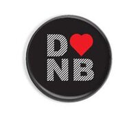 I love DNB (na černém pozadí) - placka