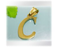 Písmeno C ve zlaté barvě - ocelový přívěsek
