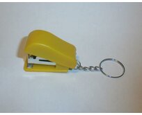 Sešívačka - žlutá - přívěsek na klíče