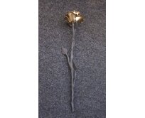 Kovaná růže s květem ve zlaté barvě