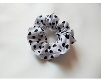 Scrunchie gumička s potiskem černých srdíček na bílém podkladu