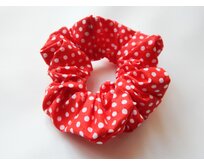 Červená scrunchie gumička s bilými puntíky