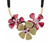 Extravagantní náhrdelník s květy Bordó