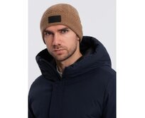 Pánská pletená čepice se svetrovou vazbou a nášivkou - světle hnědá V4 Hnědá, Univerzální