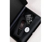 Dárková sada pro muže v cestovním stylu – stříbrná brož a klíčenka – Z105 Černá, Univerzální