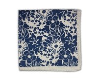 Stříbrný kapesníček do saka Flowers s modrými květinami Stříbrná, Polyester