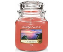 Yankee Candle vonná svíčka Classic ve skle střední Cliffside Sunrise 411 g Červená