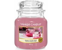 Yankee Candle vonná svíčka Classic ve skle střední Sweet Plum Sake 411 g Růžová
