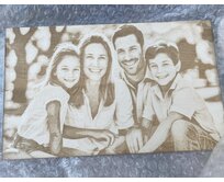 Fotografie gravírovaná do překližky