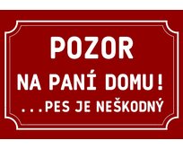 Plechová cedulka – Pozor na paní domu Provedení: Dibond: 40 x 28,5 cm