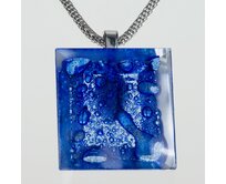 WAGA - Broušený skleněný šperk čtvercový v pařížské modré PRV0822