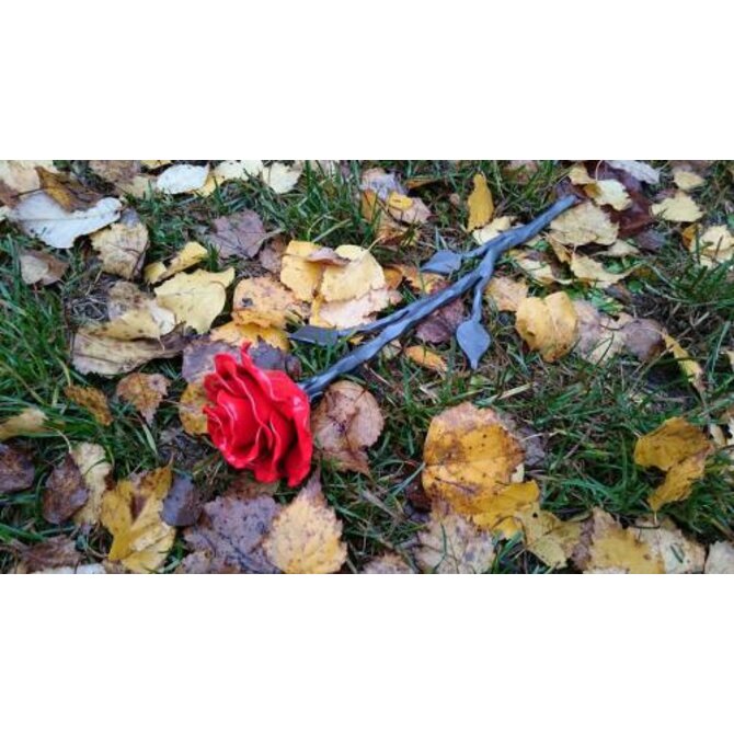 Kovaná růže s květem v červené barvě