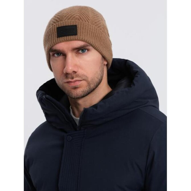 Pánská pletená čepice se svetrovou vazbou a nášivkou - světle hnědá V4 Hnědá, Univerzální