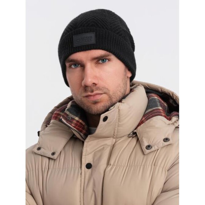 Pánská pletená čepice ze svetrového úpletu s nášivkou - černá V1 Černá, Univerzální