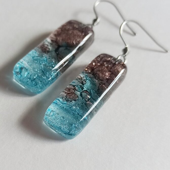 Skleněné náušnice WAGA tyrkysovo-hnědá, 1 x 3 cm